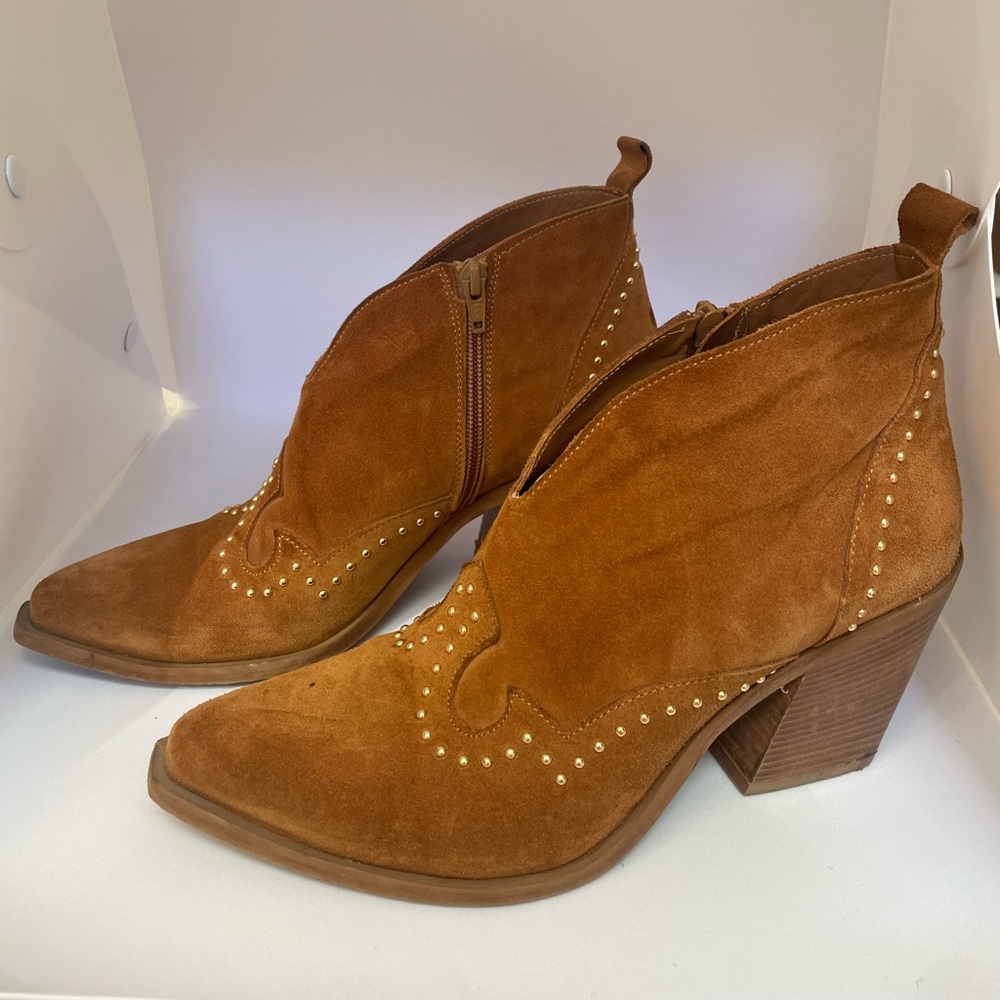 Camel suede gold studded boot. Western.